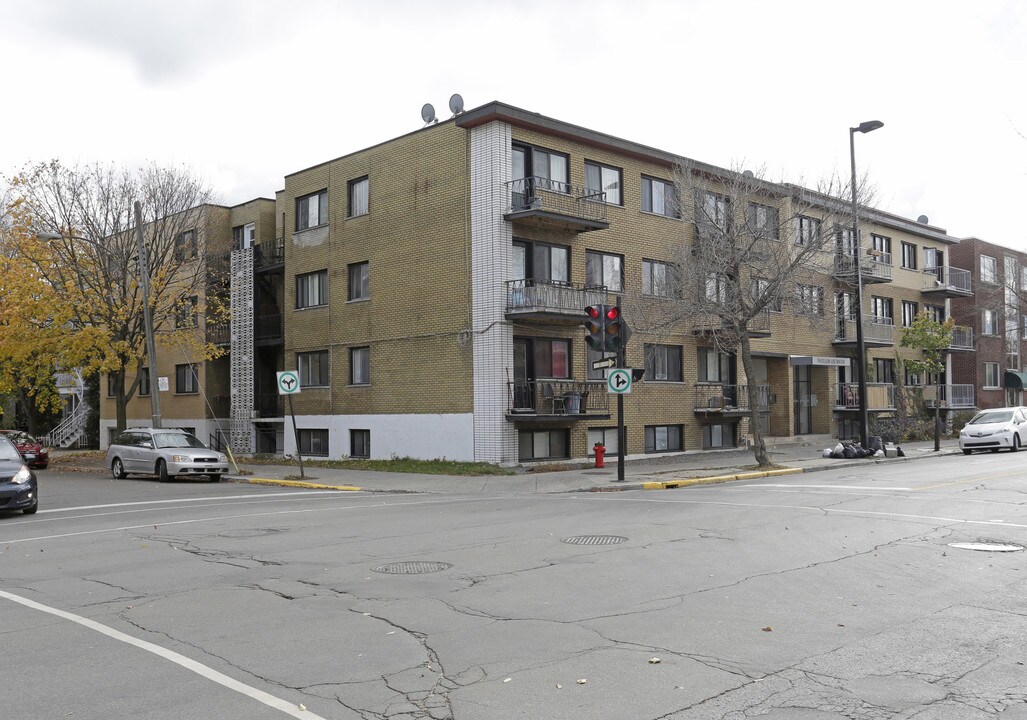 4460 E Ontario E in Montréal, QC - Building Photo