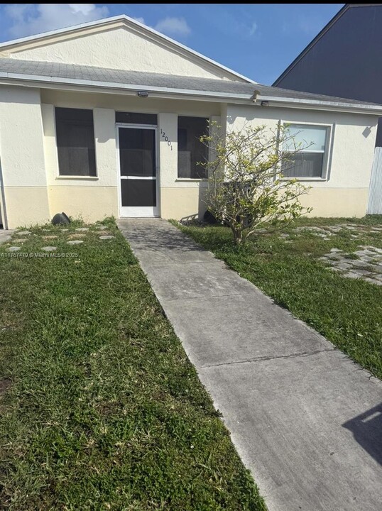 12001 SW 272nd Terrace in Homestead, FL - Building Photo