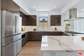 250 N Crescent Dr in Beverly Hills, CA - Building Photo - Building Photo