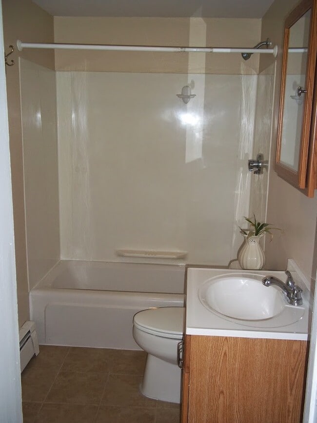 33A Bridge St, Unit A in Salem, NH - Building Photo - Building Photo