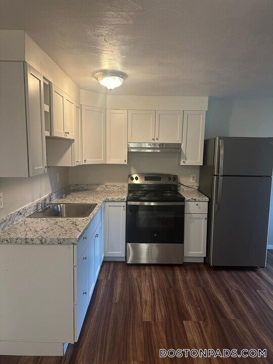 5 Town Beach Rd in Leicester, MA - Building Photo