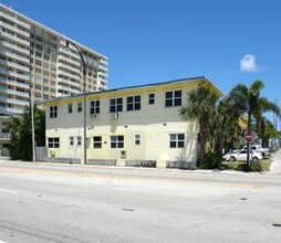 3001 N Ocean Dr in Hollywood, FL - Building Photo - Building Photo