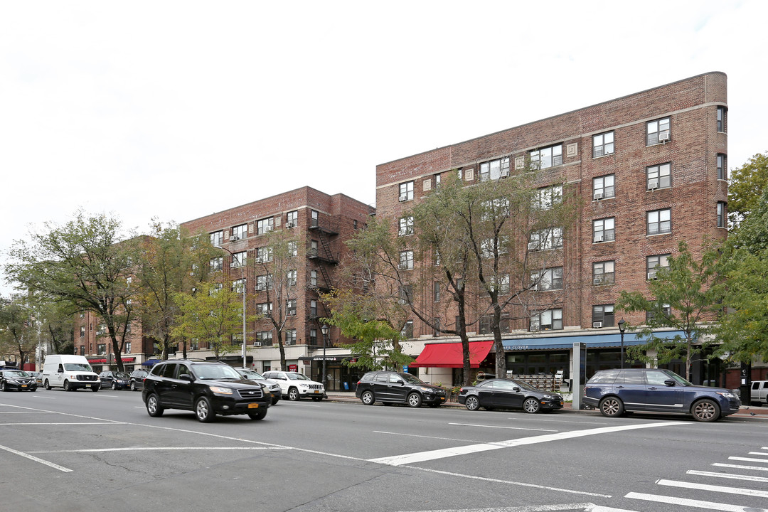 10 Downing in New York, NY - Building Photo