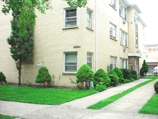 8554 W Rascher Ave in Chicago, IL - Foto de edificio