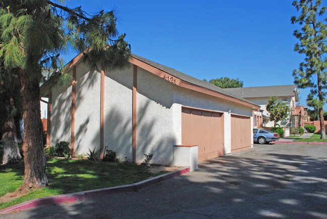 4121-4123 E Marmon Ave in Orange, CA - Foto de edificio - Building Photo