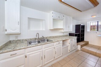 5845 S Mansfield Ave in Los Angeles, CA - Building Photo - Building Photo