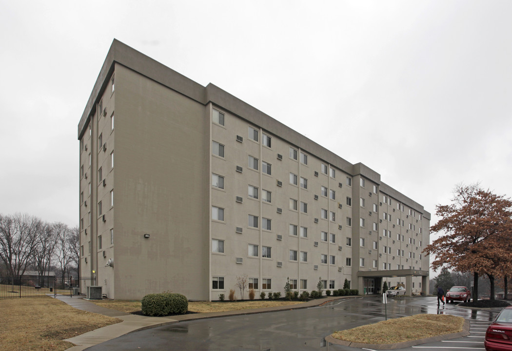 Riverwood Tower in Madison, TN - Foto de edificio