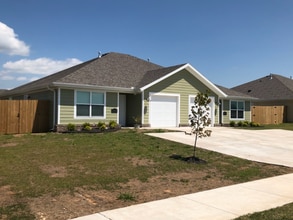 613 W Christopher Dr, Unit #A in Siloam Springs, AR - Building Photo - Building Photo