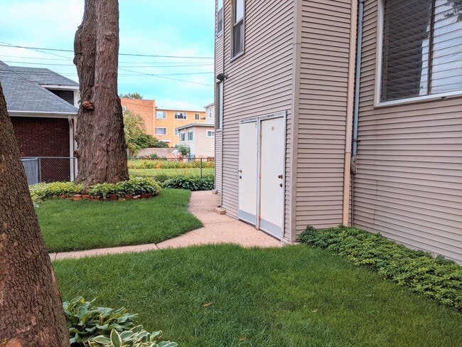 1405 W Jarvis Ave, Unit 2RE in Chicago, IL - Building Photo - Building Photo