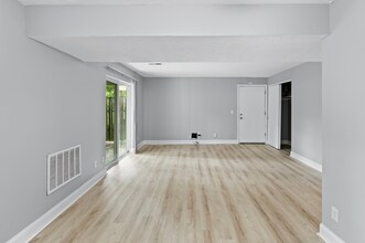 Mariemont Woods in Cincinnati, OH - Foto de edificio - Building Photo