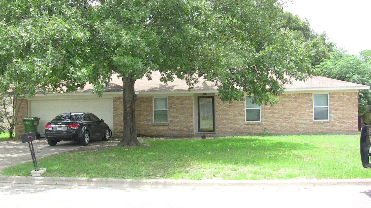 3505 Oak Hollow Dr in Bryan, TX - Foto de edificio