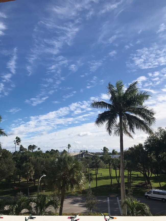 15 S Golfview Rd, Unit 402 in Lake Worth, FL - Foto de edificio - Building Photo