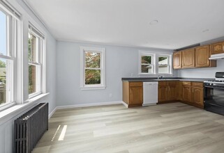 166 Roger Williams Ave in Rumford, RI - Foto de edificio - Building Photo