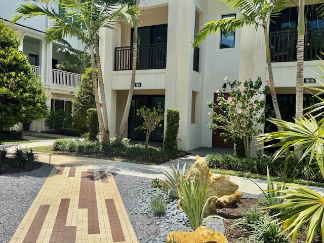 8104 Hobbes Wy in Palm Beach Gardens, FL - Foto de edificio