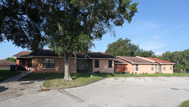 390 Carol Blvd in Auburndale, FL - Foto de edificio - Building Photo