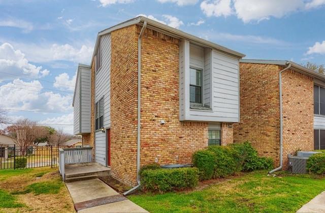 15151 Berry Trail in Dallas, TX - Building Photo