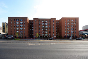 86-35 Queens Blvd in Flushing, NY - Foto de edificio - Building Photo