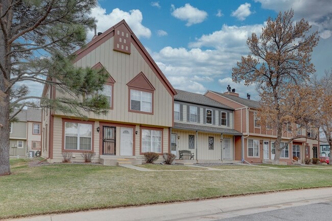 14211 E Hawaii Cir in Aurora, CO - Building Photo - Building Photo