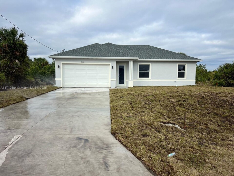 526 Kilgour Ave S in Lehigh Acres, FL - Building Photo