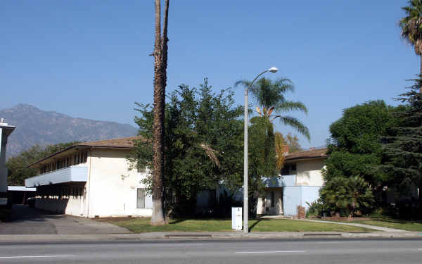 1001-1005 W Huntington Dr in Arcadia, CA - Building Photo