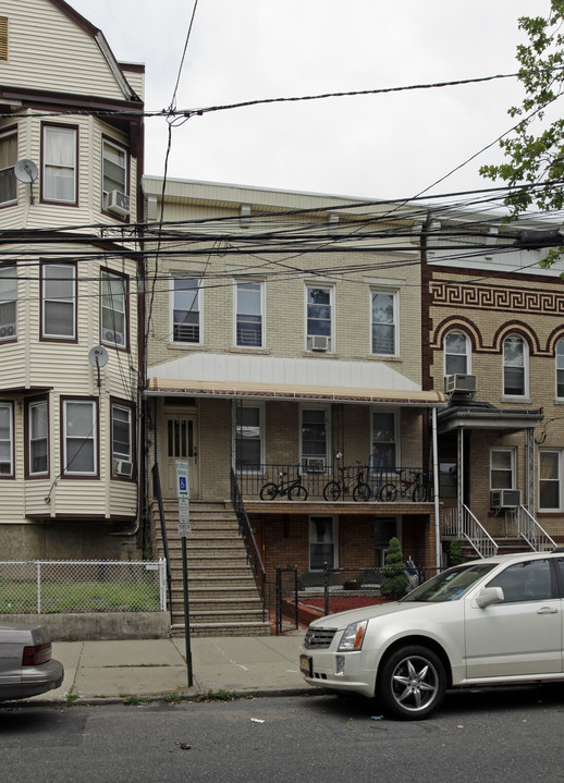 45 E 26th St in Bayonne, NJ - Building Photo