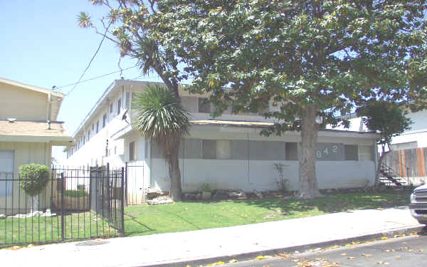 842 Victor Ave in Inglewood, CA - Foto de edificio - Building Photo