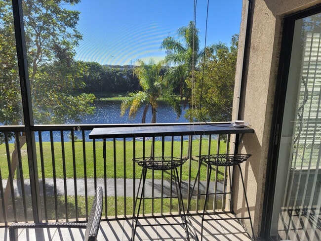 2200 S Cypress Bend Dr in Pompano Beach, FL - Building Photo - Building Photo