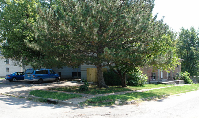 1015-1019 SW Douthitt Ave in Topeka, KS - Foto de edificio - Building Photo