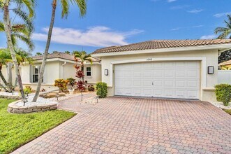 5242 Indianwood Village Ln in Greenacres, FL - Foto de edificio - Building Photo