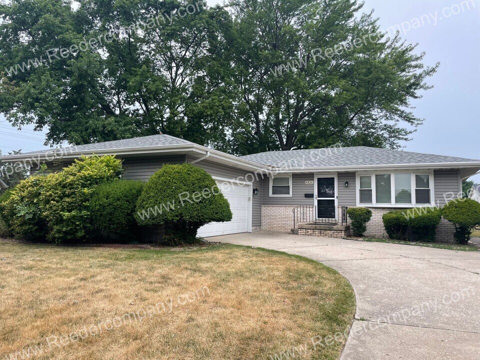 8826 Madison Ave in Munster, IN - Building Photo