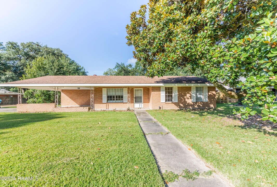 105 Donald Dr in Lafayette, LA - Building Photo