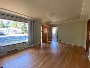 6410 NE 33rd Ave in Portland, OR - Building Photo - Building Photo