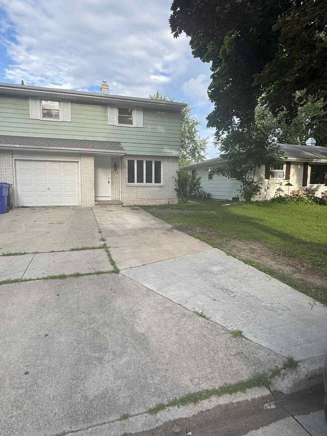 property at 726 N Fernmeadow Dr