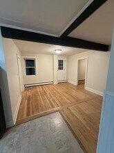 28 1/2 Grove Street, #2 in Salem, MA - Foto de edificio - Building Photo