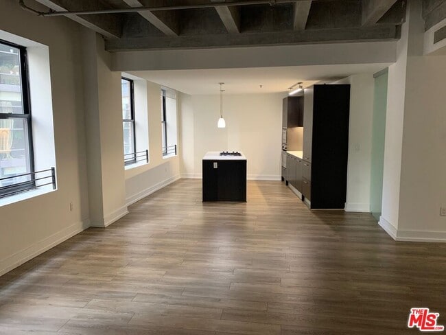 property at 727 W 7th St