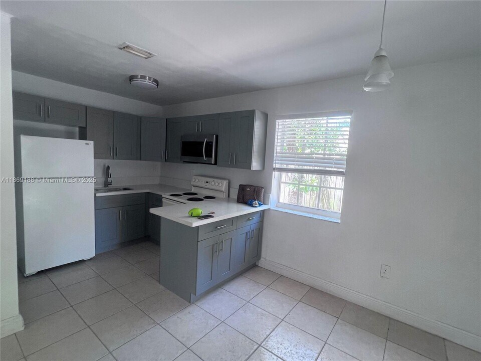 1605 NW 127th St in North Miami, FL - Building Photo