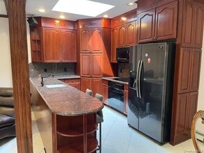 1 Brothers Ct in Huntington, NY - Building Photo - Building Photo