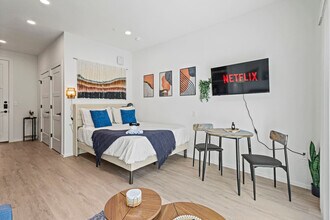 596 W 9th St in Dallas, TX - Foto de edificio - Building Photo