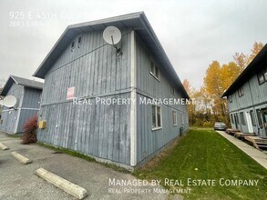 925 E 45th Ct in Anchorage, AK - Foto de edificio - Building Photo