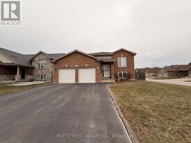 8483 Glavcic Drive in Niagara Falls, ON - Building Photo