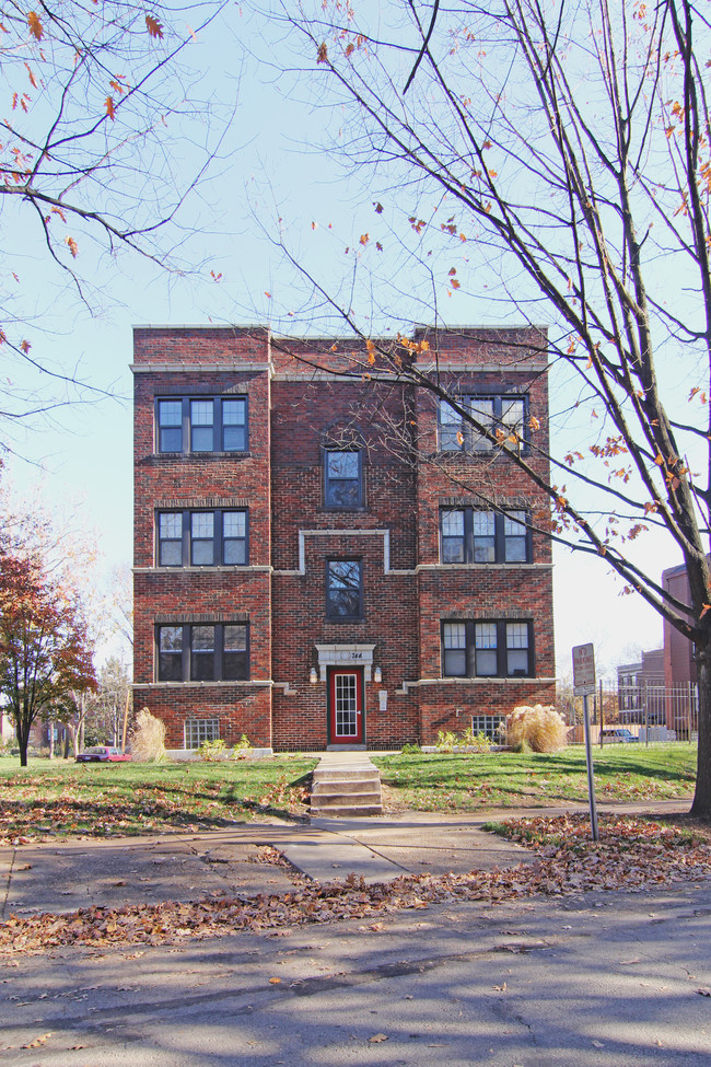 744 Interdrive St in University City, MO - Foto de edificio - Building Photo