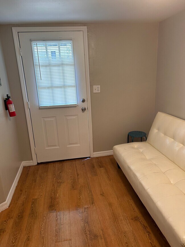 7939 Cadillac Ave in Hudson, FL - Foto de edificio - Building Photo