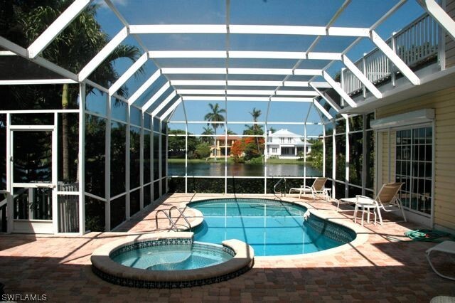 590 E Lake Dr in Naples, FL - Building Photo