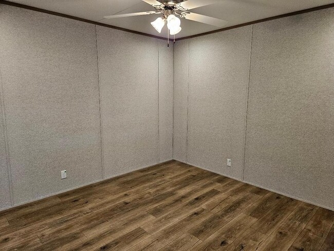 155 San Jacinto St in Bastrop, TX - Foto de edificio - Building Photo