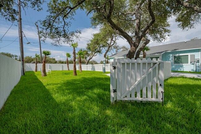 109 Mirage Ln in Rockport, TX - Building Photo - Building Photo