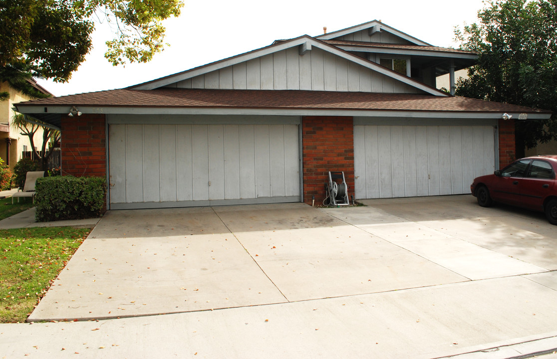 255 S Pixley St in Orange, CA - Building Photo