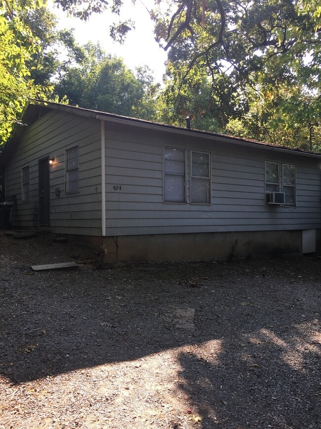 property at 924 N Frisco Ave