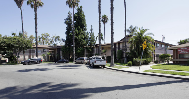 Bahama Village Apartments in Anaheim, CA - Foto de edificio - Building Photo