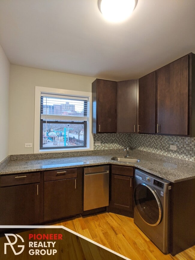 907 W George St, Unit 2