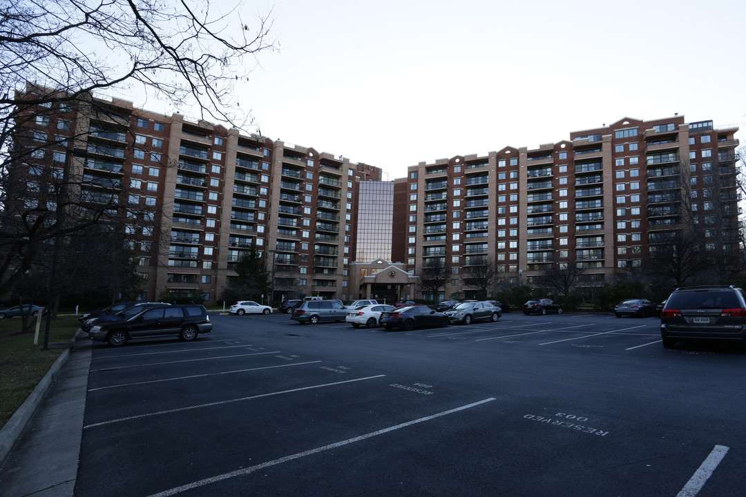 Renaissance 2230 in Falls Church, VA - Building Photo